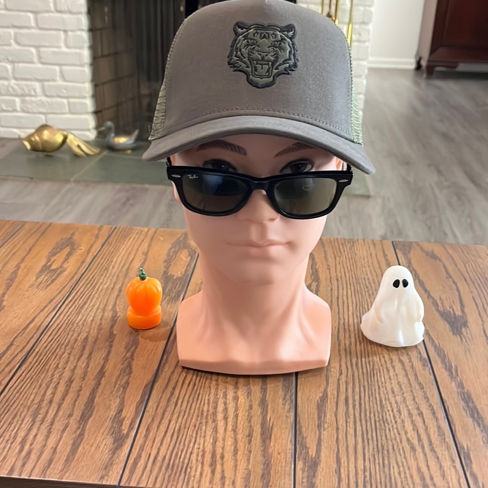 Mens trucker hat with tiger in khaki !